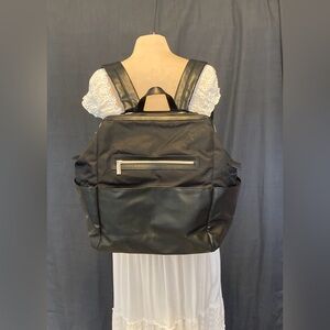 BÉIS The Diaper Backpack - Zipper Broken on One Side (still functional)